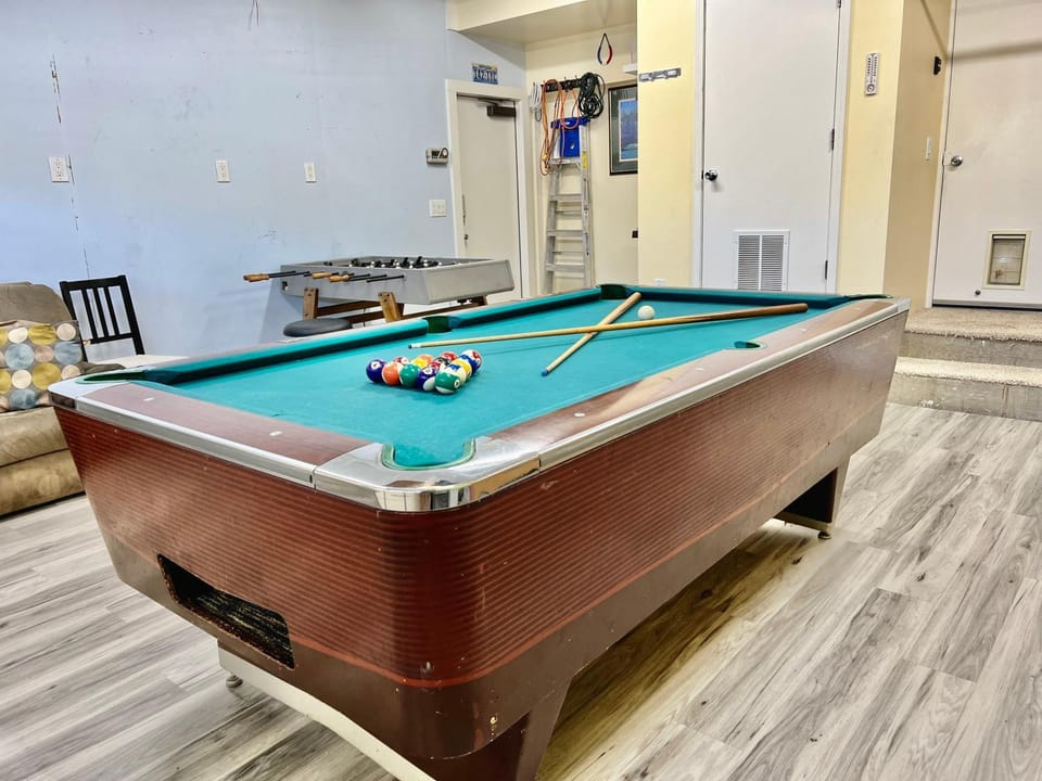 Billiard, Game Room