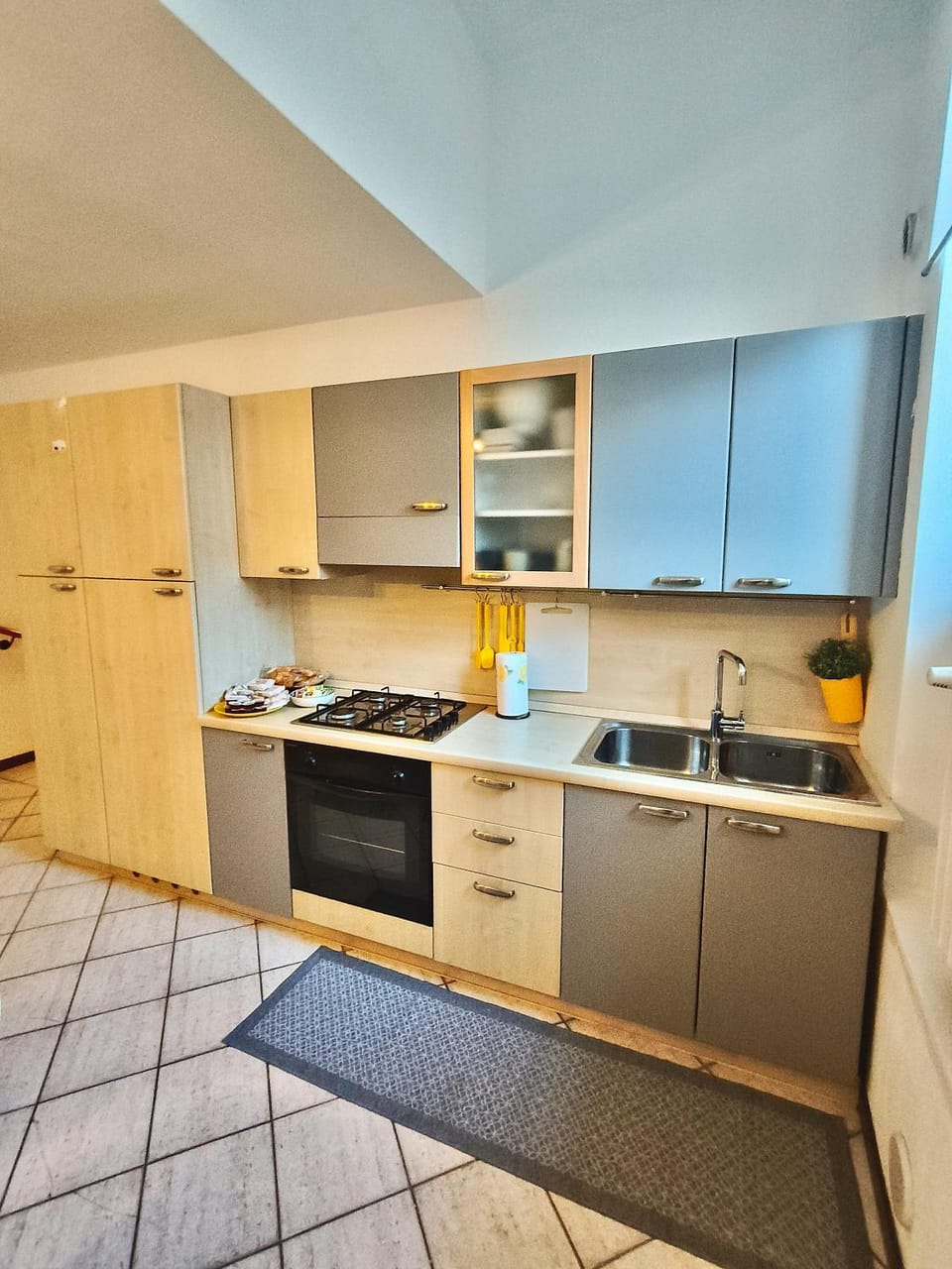 Old Town Apartment with Terrace - Live Love Lake Apartment in Peschiera del Garda