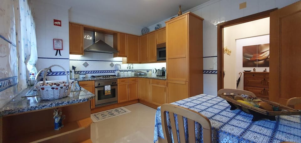 Coffee/tea facilities, dishwasher, minibar, pet friendly, stove, toaster, towels, washing machine, kitchen