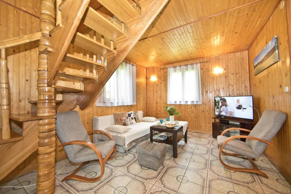 Communal lounge/ TV room, Living room, Seating area, Evening entertainment