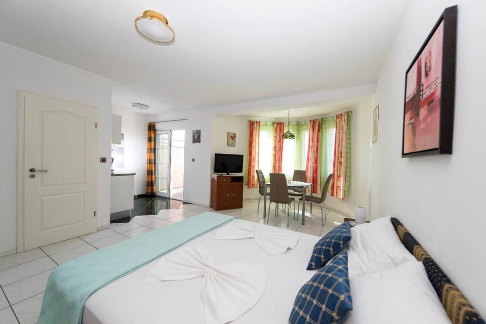 TV and multimedia, Photo of the whole room, Bedroom, Food