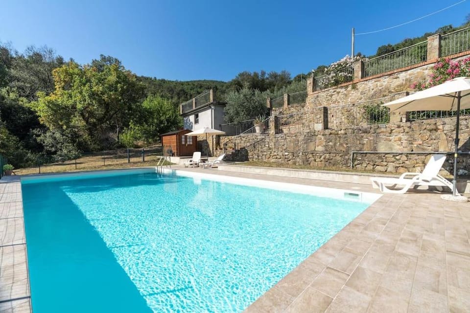 Day, Natural landscape, Swimming pool, sunbed