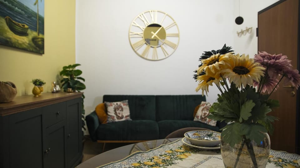 Living room, Decorative detail, Dining area