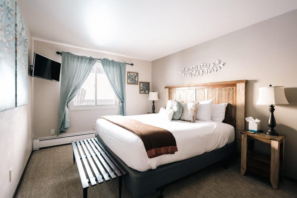 Bed, TV and multimedia, Photo of the whole room, Bedroom