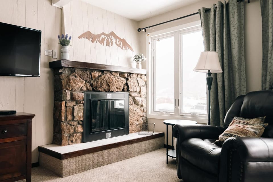 TV and multimedia, Living room, Seating area, fireplace