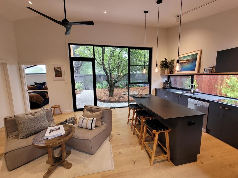 Kitchen or kitchenette, Living room, Seating area, Dining area