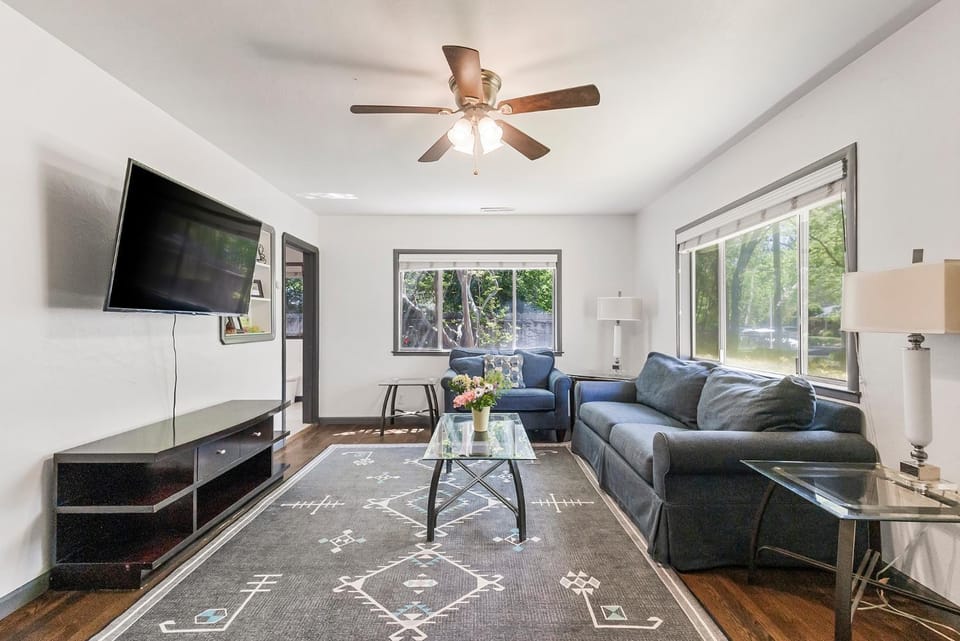 TV and multimedia, Living room, Seating area, heating, air conditioner