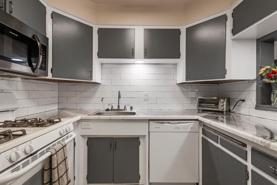 Coffee/tea facilities, Kitchen or kitchenette, dishwasher, microwave, oven, stove, toaster