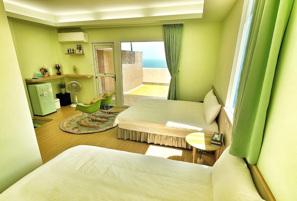 Photo of the whole room, Sea view