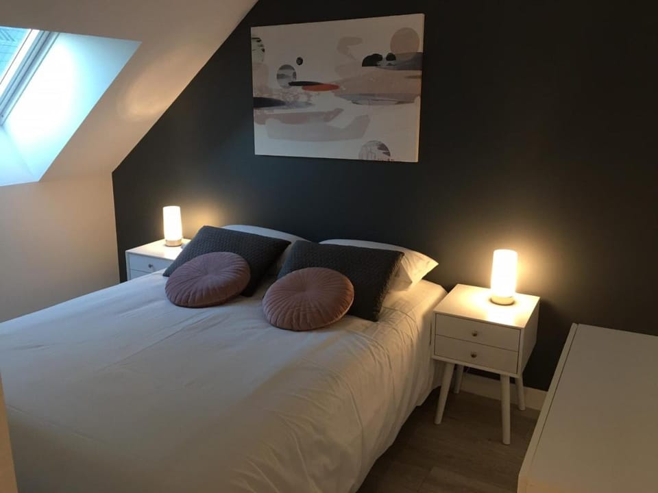 Bed, Photo of the whole room, Bedroom