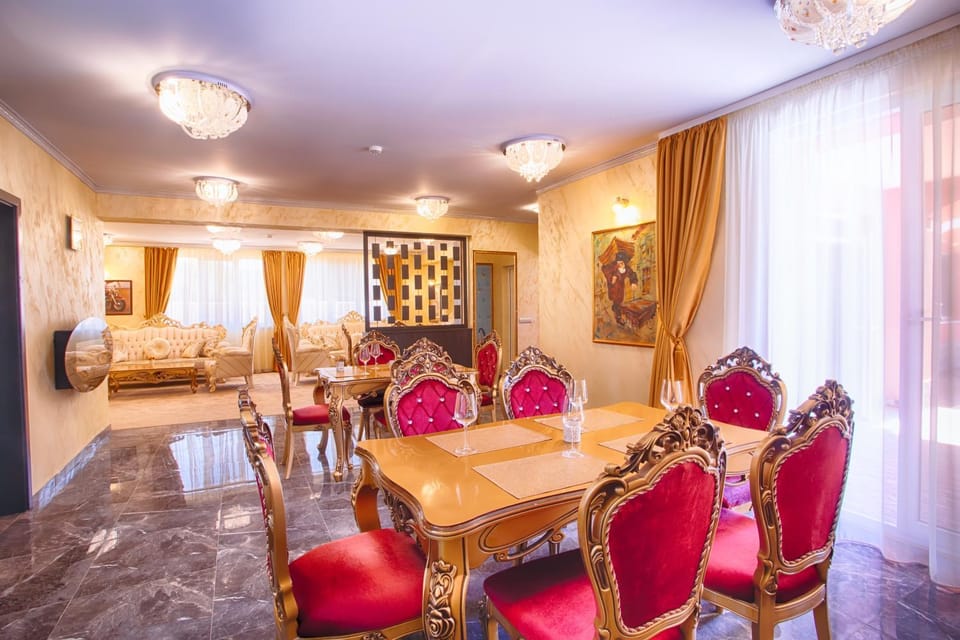 TV and multimedia, Living room, Dining area, flat iron