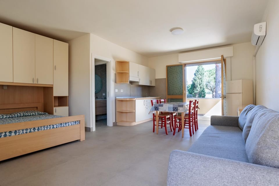 Kitchen or kitchenette, Seating area, Dining area