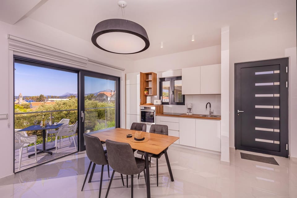 Dining area, kitchen