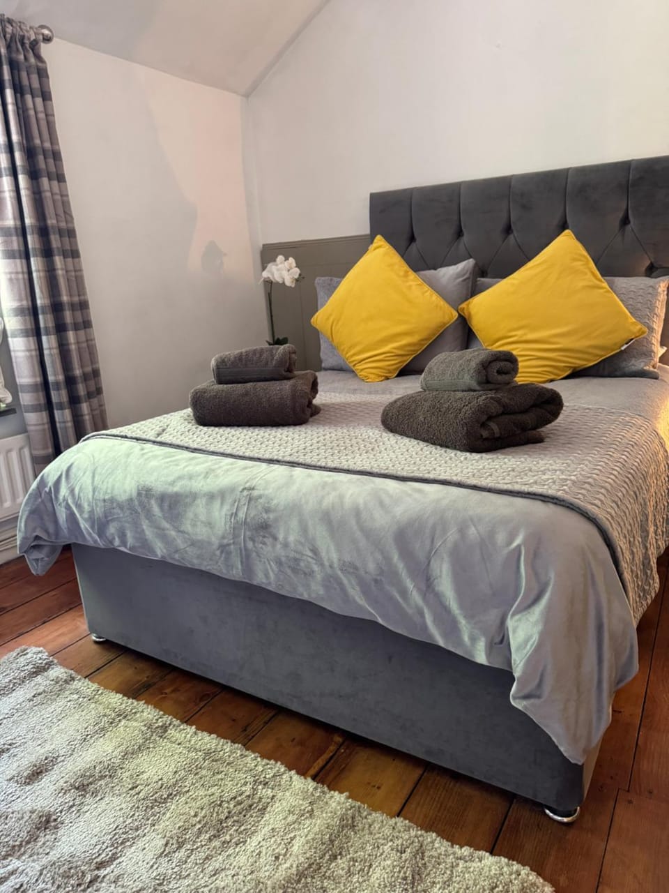 Bedroom, towels
