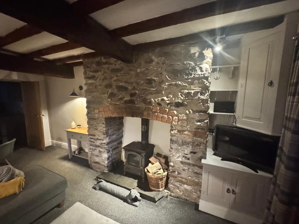 TV and multimedia, Living room, Seating area, fireplace