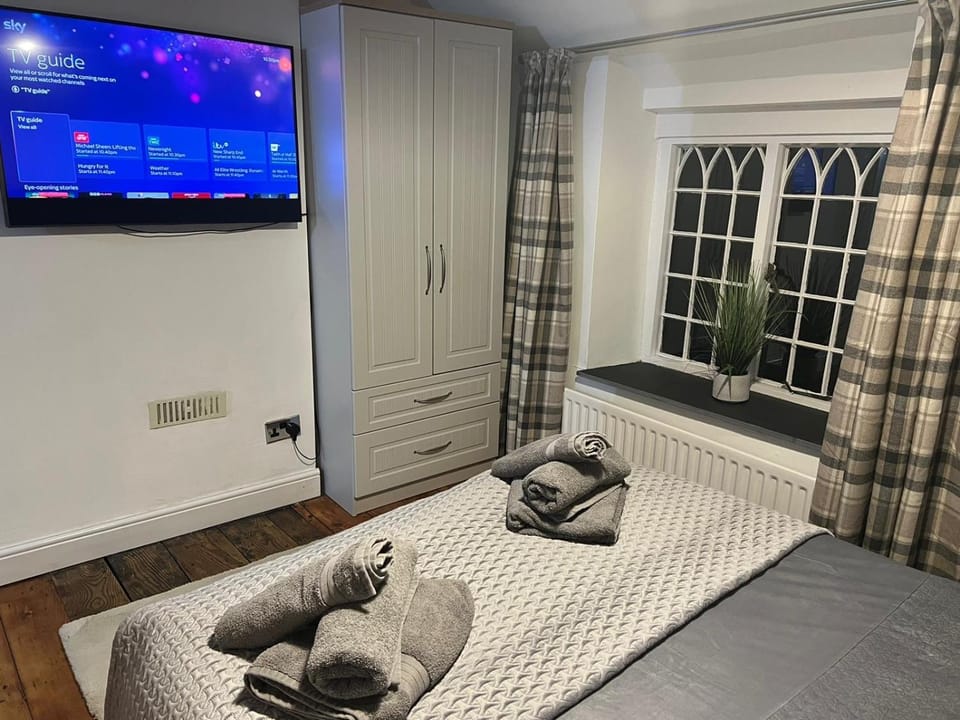 Bed, TV and multimedia, Bedroom, towels
