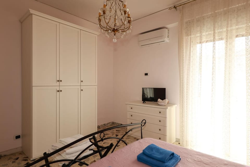 Bed, TV and multimedia, Bedroom, wardrobe
