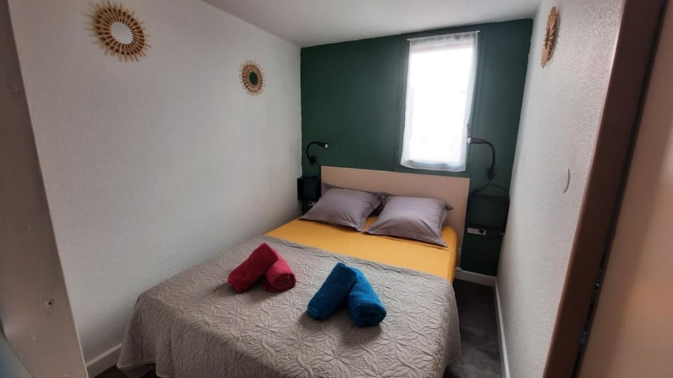 Bedroom, towels