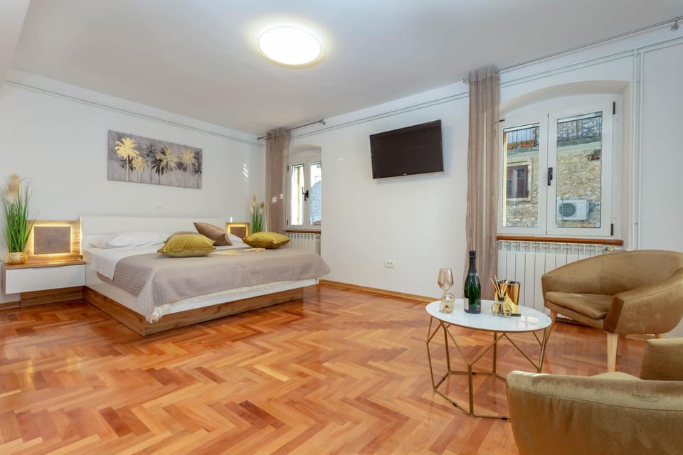 Bed, Seating area