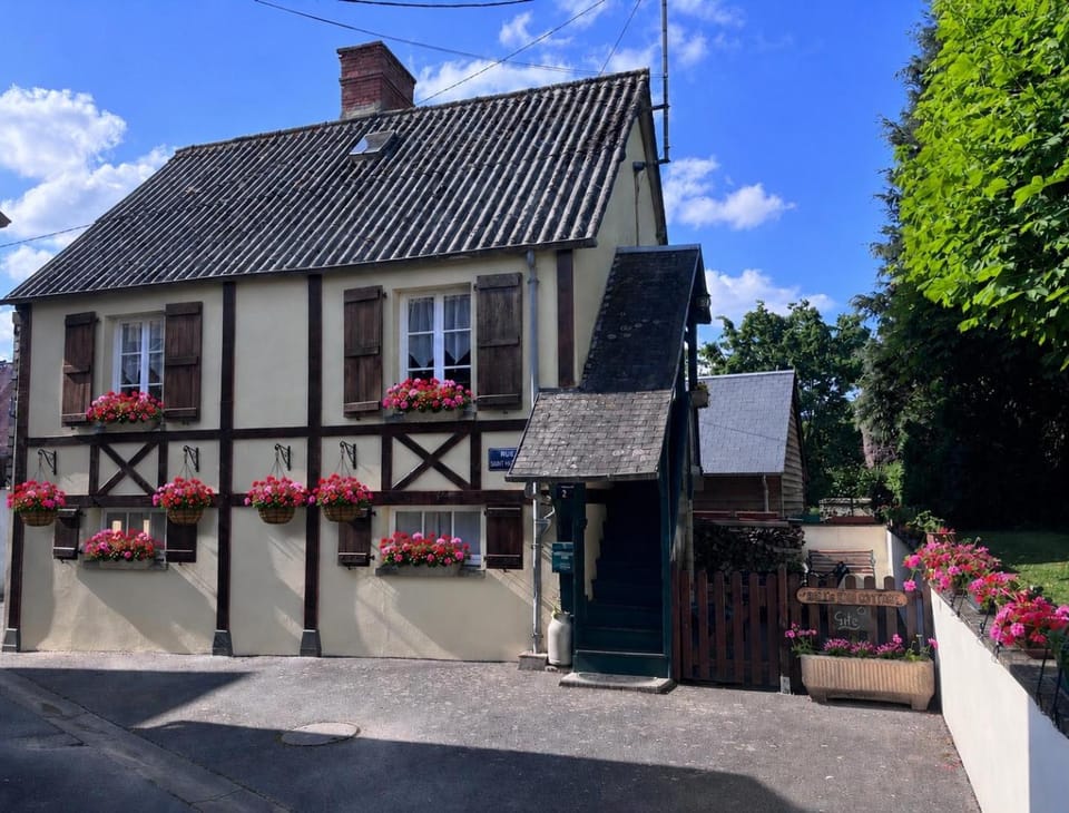 The Bell`s End Cottage House in Normandy