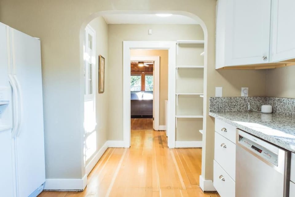 Kitchen or kitchenette, dishwasher