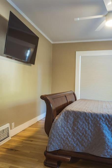 Bed, TV and multimedia, Bedroom