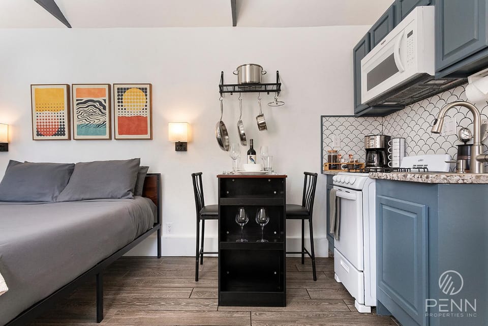 Bed, Kitchen or kitchenette, Photo of the whole room, Dining area, Bedroom, oven, stove