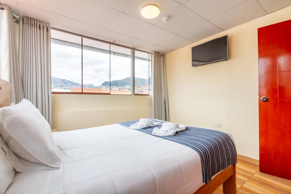 Bed, TV and multimedia, Photo of the whole room, Bedroom, Mountain view, towels