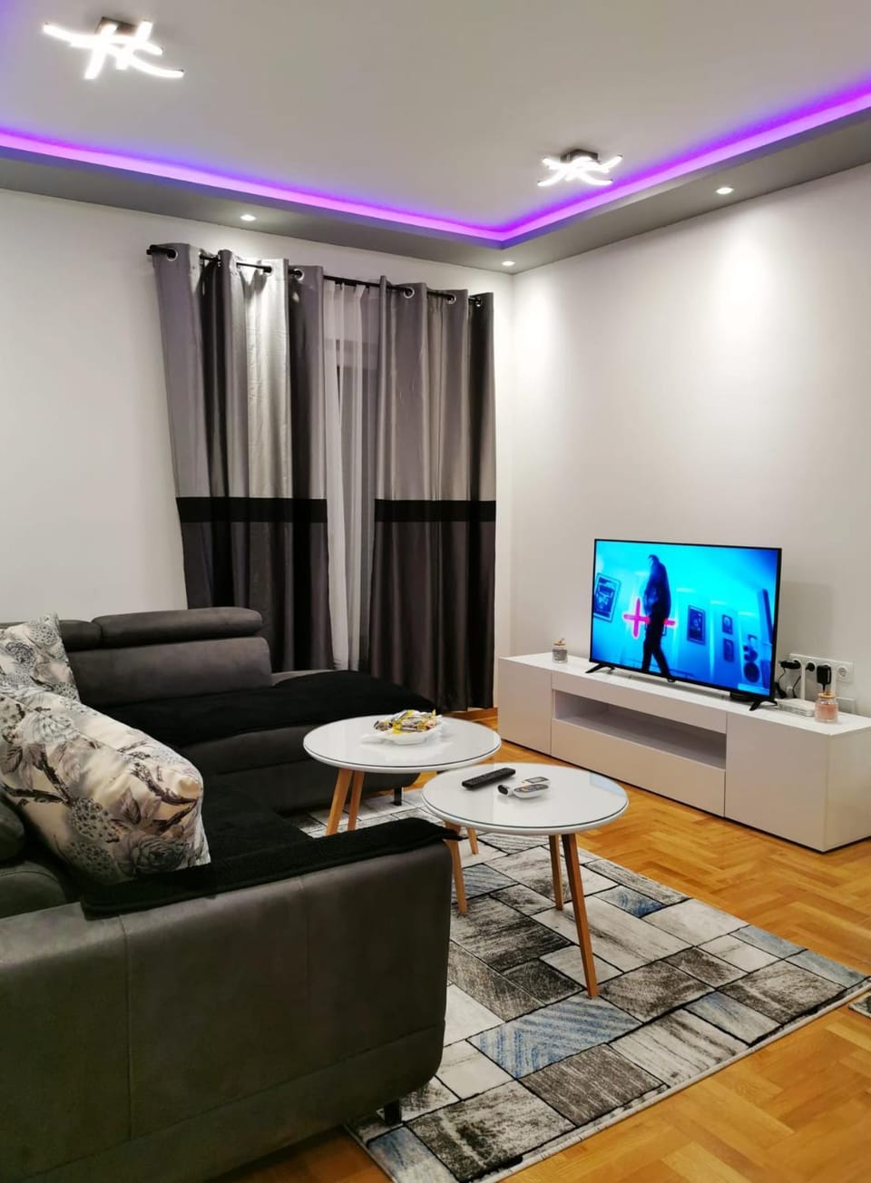 Communal lounge/ TV room, TV and multimedia, Living room, Seating area, Evening entertainment