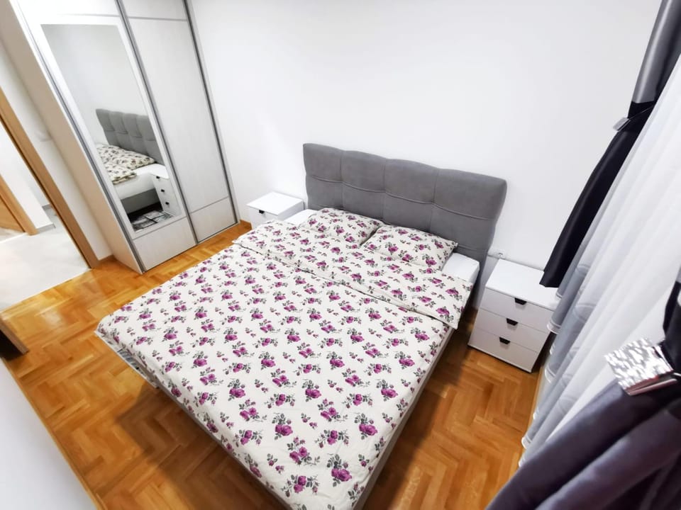 Bed, TV and multimedia, Bedroom, internet, wardrobe