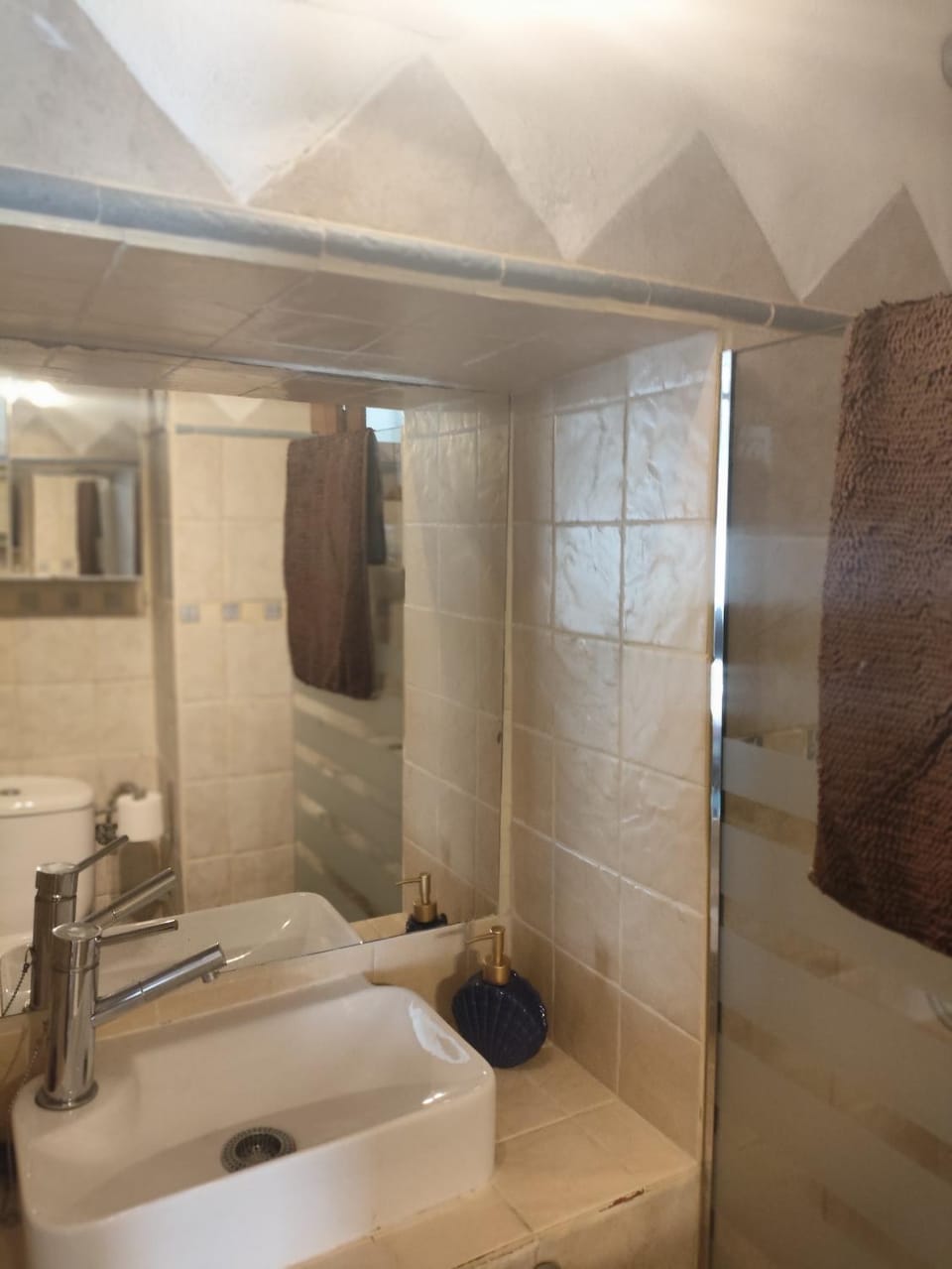 Shower, Toilet, Bathroom, towels