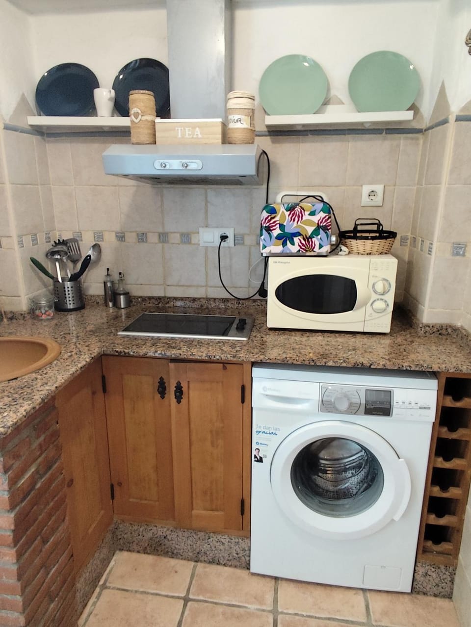 Kitchen or kitchenette, pet friendly, stove, washing machine