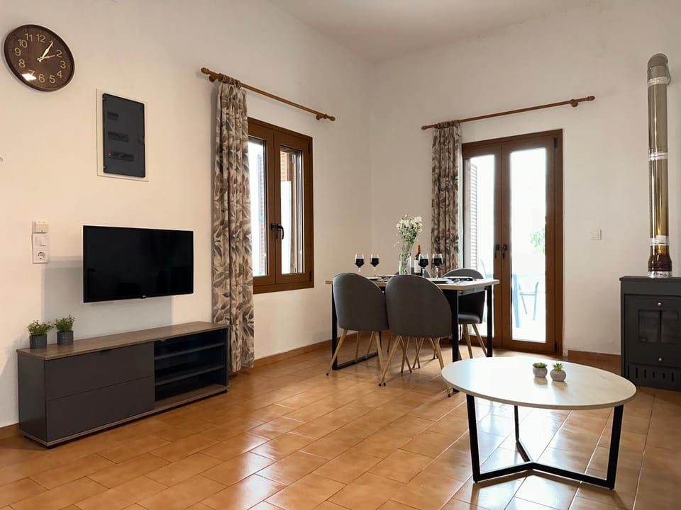 TV and multimedia, Living room, Seating area, Dining area