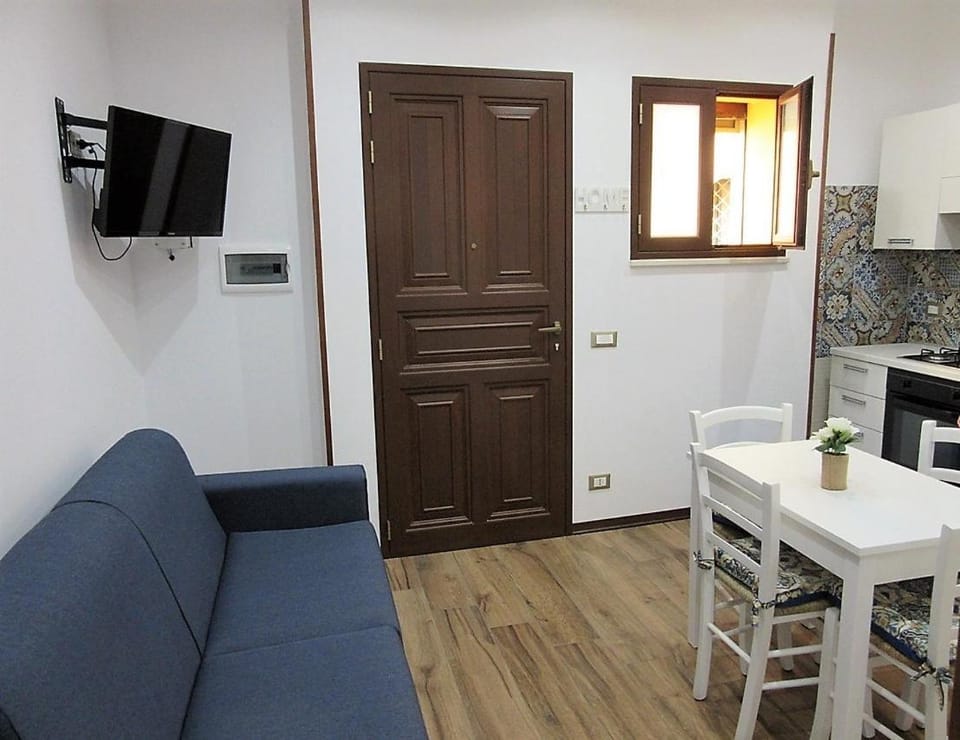 Communal lounge/ TV room, TV and multimedia, Living room, Dining area