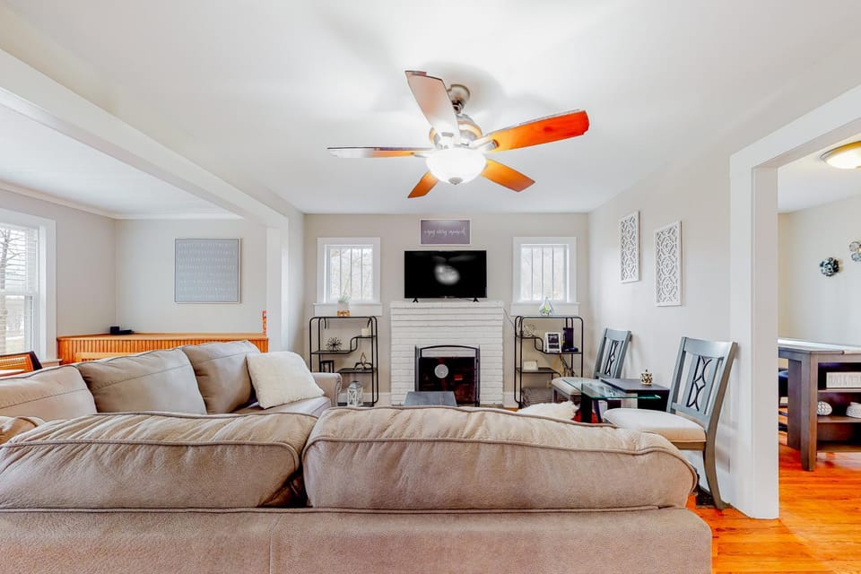 Colorful Cove House in Upper Hominy