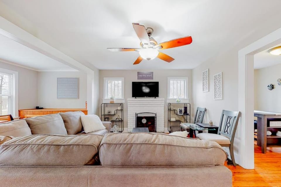 Colorful Cove House in Upper Hominy