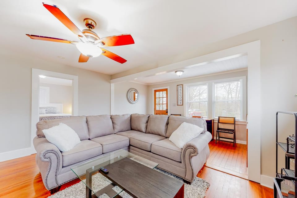 Colorful Cove House in Upper Hominy