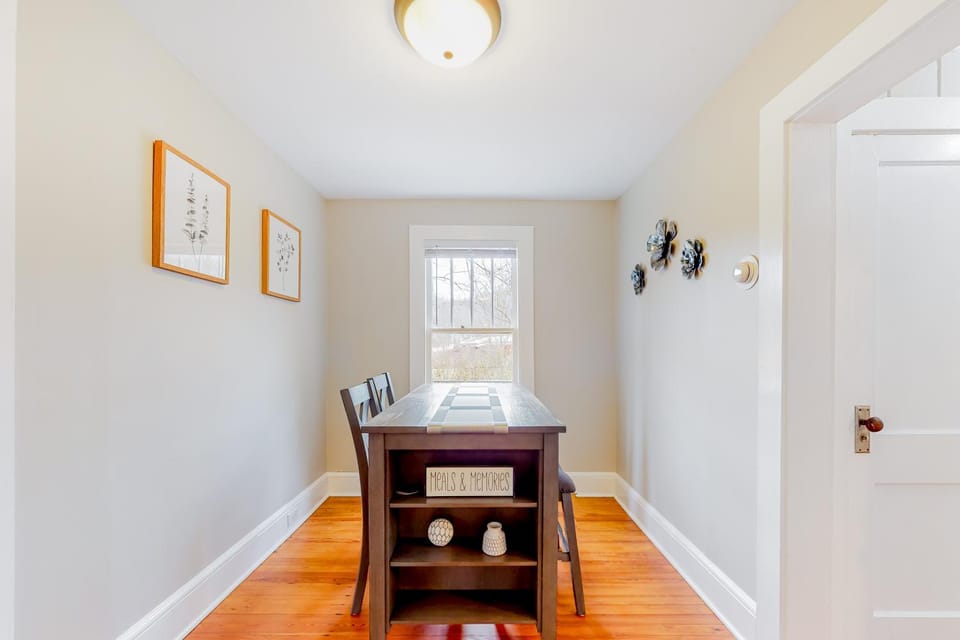 Colorful Cove House in Upper Hominy