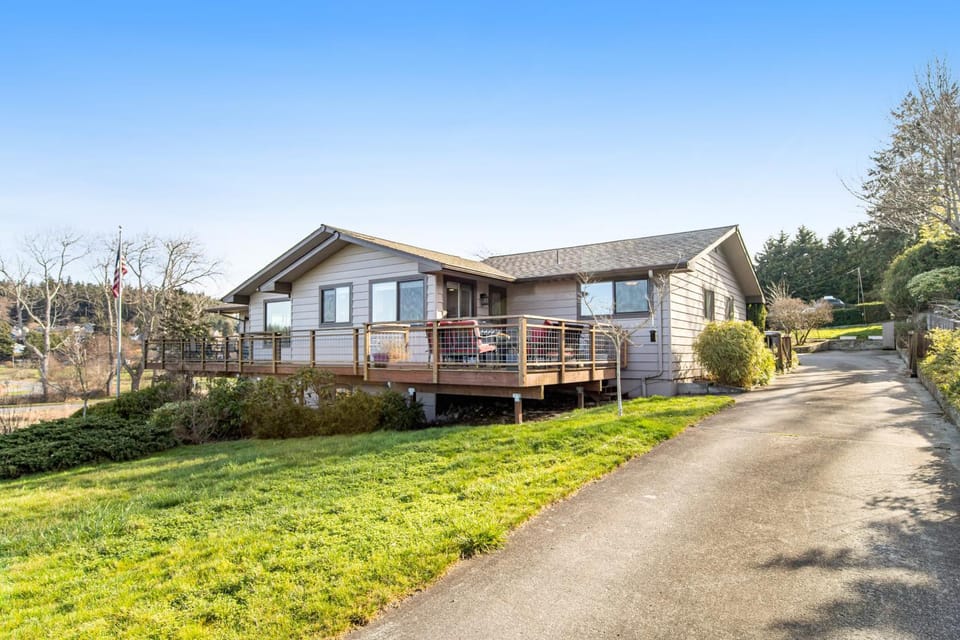 Three Eagles On Whidbey House in Freeland