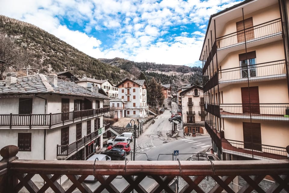 Neighbourhood, Winter, Balcony/Terrace, Mountain view