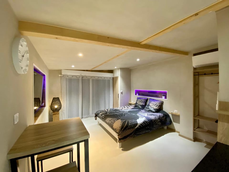 Bed, Photo of the whole room, Dining area, Bedroom