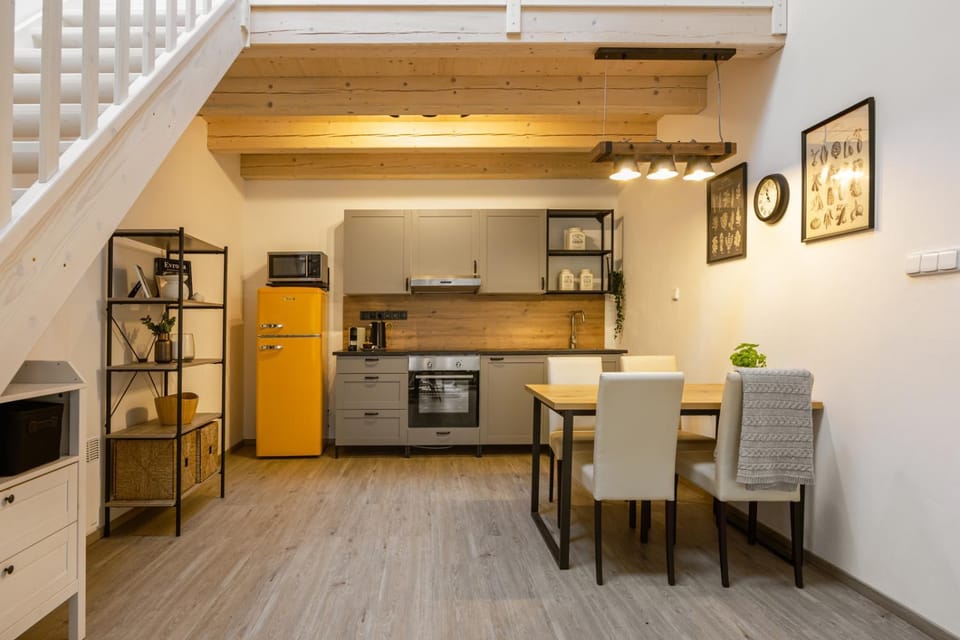 Kitchen or kitchenette, Dining area
