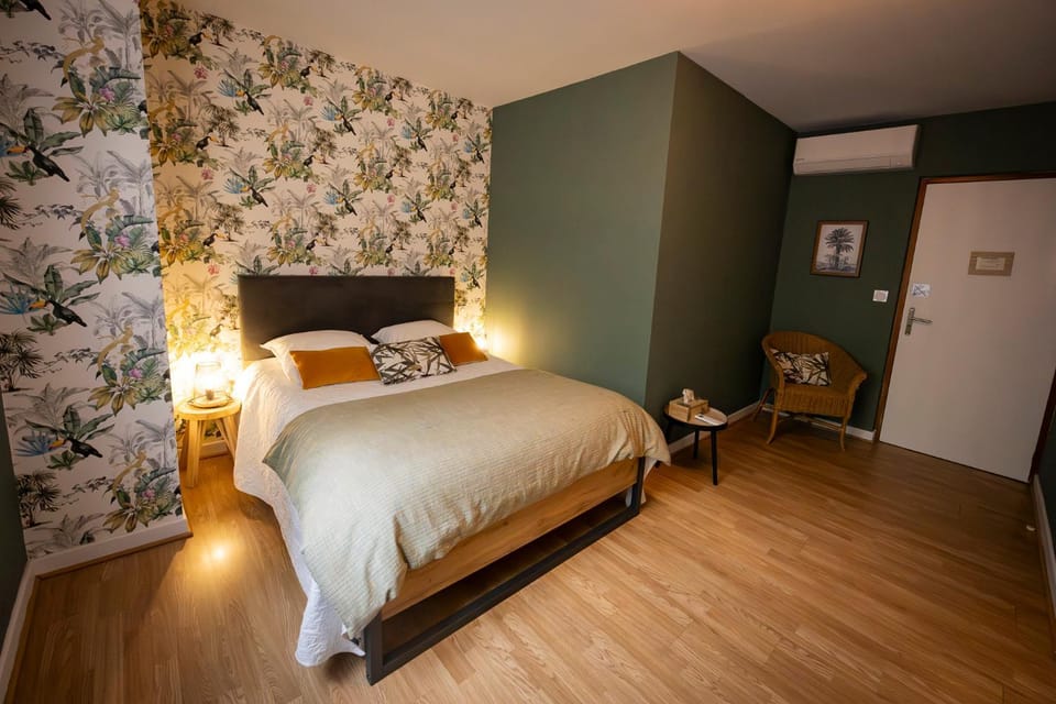 Bed, Photo of the whole room, Bedroom, air conditioner