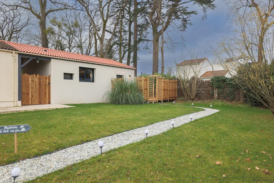 Facade/entrance, Garden