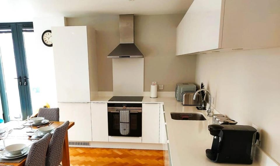 Coffee/tea facilities, Kitchen or kitchenette, Dining area, stove, toaster
