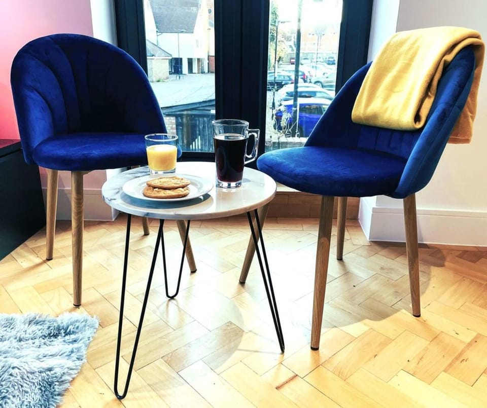 Living room, Food and drinks, Seating area