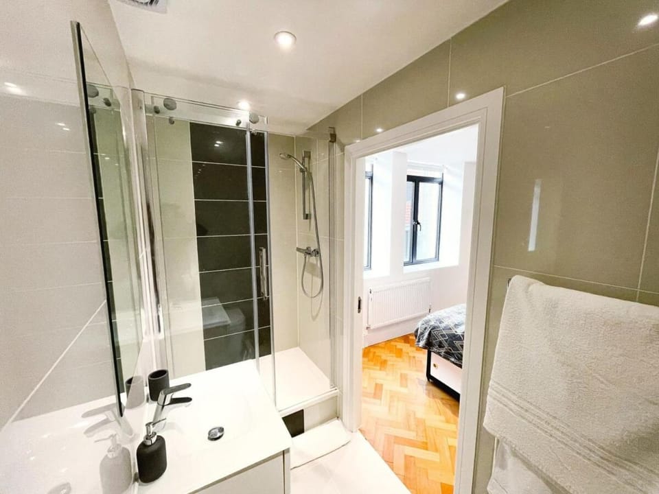 Shower, Bathroom, Photo of the whole room, towels