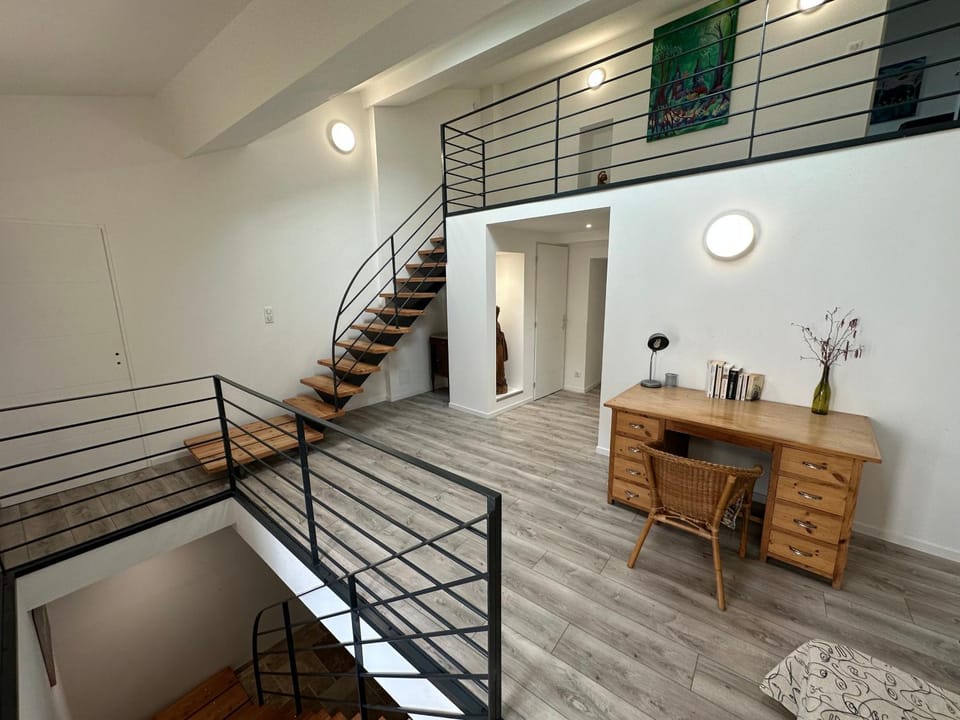 Photo of the whole room, furniture