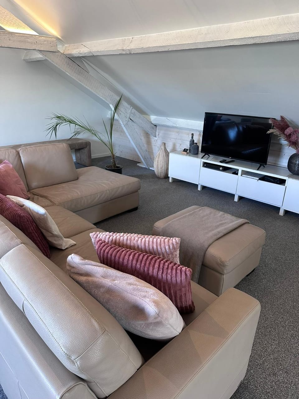 TV and multimedia, Living room, Seating area