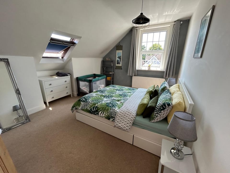 Photo of the whole room, Bedroom, cot